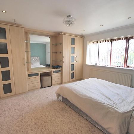 Entire And Exclusive Four Bed Detached Villa Lostock Exterior foto