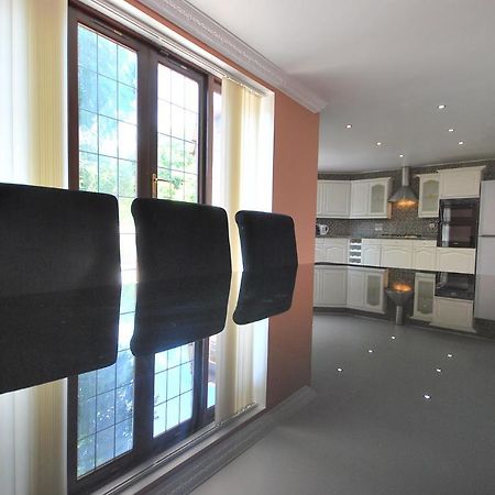 Entire And Exclusive Four Bed Detached Villa Lostock Exterior foto