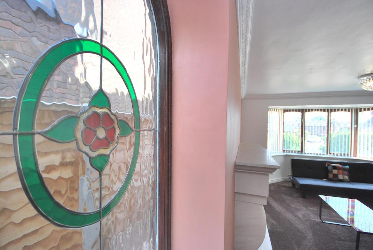 Entire And Exclusive Four Bed Detached Villa Lostock Exterior foto