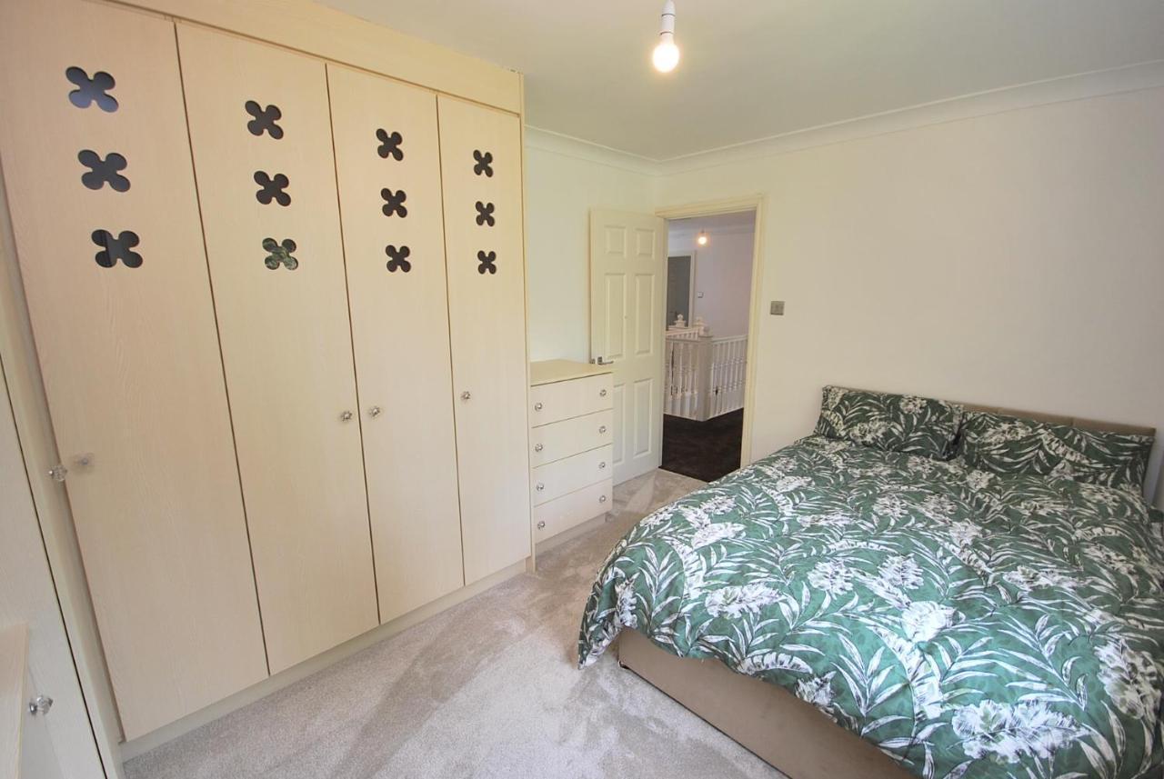 Entire And Exclusive Four Bed Detached Villa Lostock Exterior foto