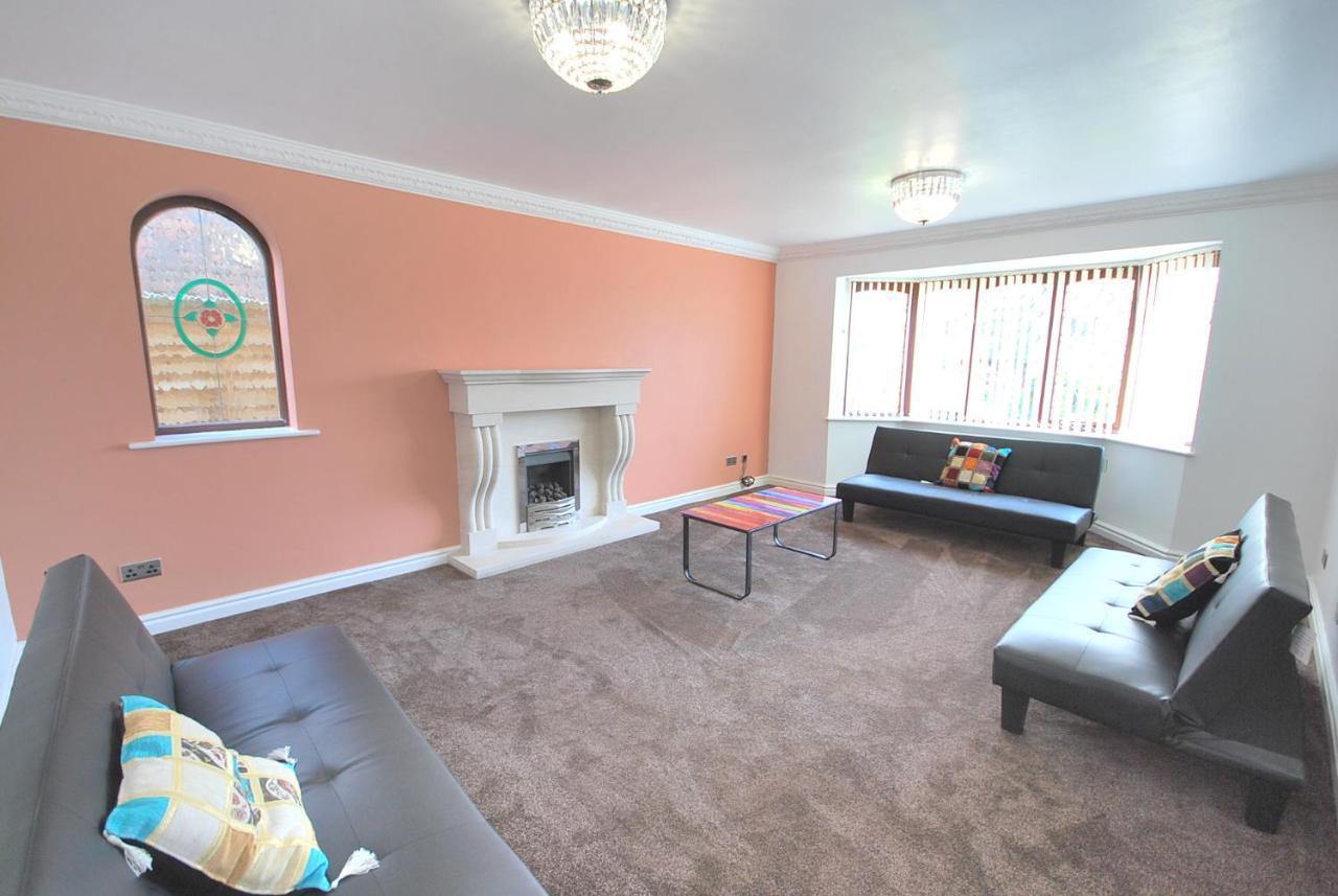 Entire And Exclusive Four Bed Detached Villa Lostock Exterior foto