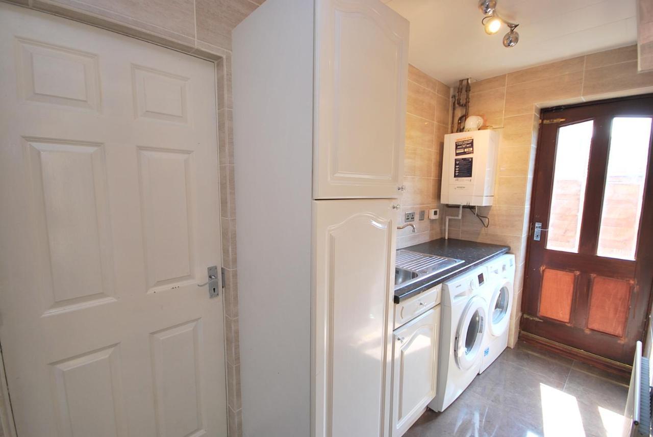 Entire And Exclusive Four Bed Detached Villa Lostock Exterior foto